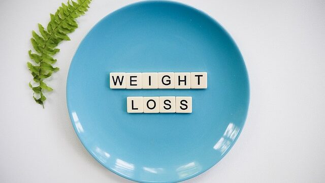 青くて丸い皿に、WEIGHT　LOSSの文字が並んでいる画像