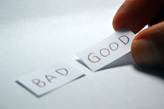 「BAD」「GOOD」と書かれた紙が並んでいる画像