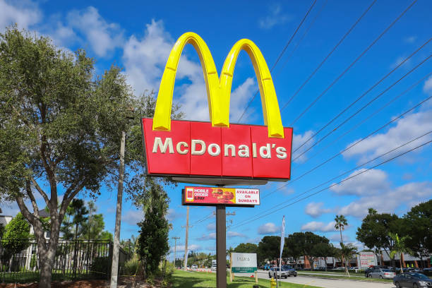 晴れた日のマクドナルドの看板の画像