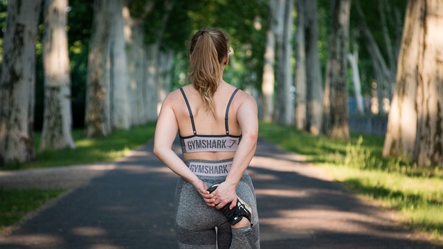 ランニング中の女性の後ろ姿の画像