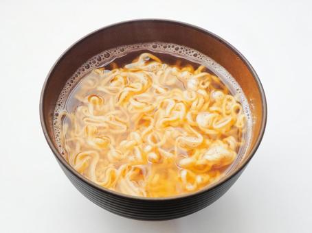 お椀にインスタントラーメンが作られている画像