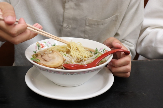 ラーメンを食べる人の画像