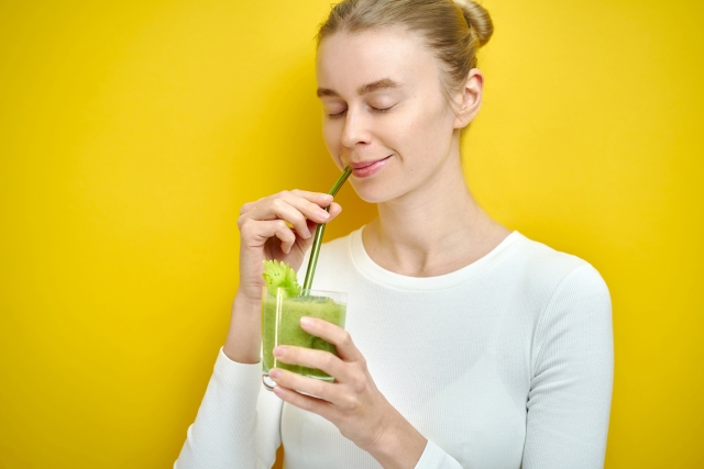 スムージーを飲んでいる女性の写真