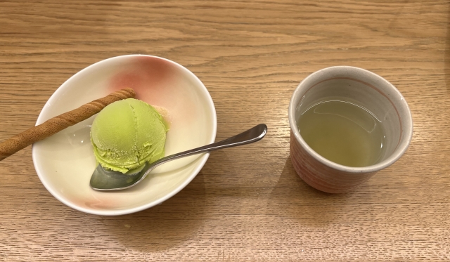 抹茶アイスと湯呑にお茶が入っている画像