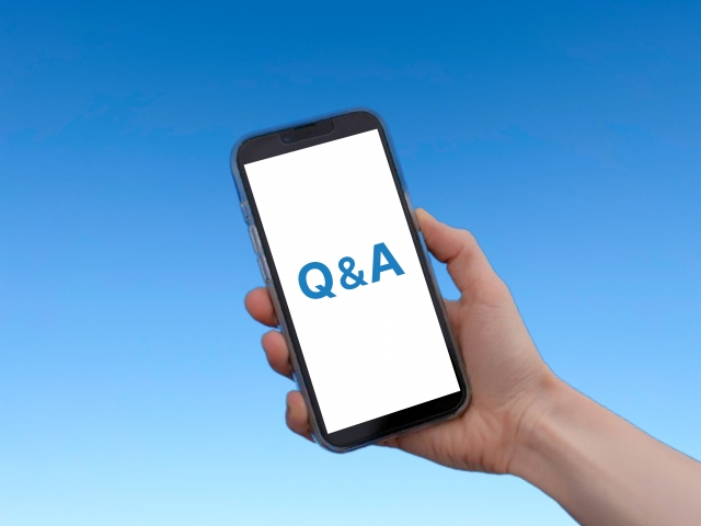 スマートフォンの画面に青文字で「Q&A」と書かれている画像