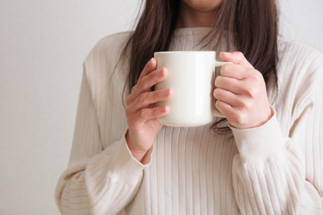 豆乳麦芽コーヒーを飲む女性の画像