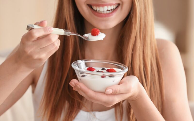 ヨーグルトを食べる