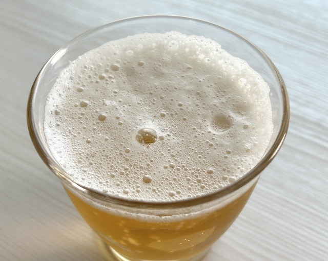 コップに注いだノンアルコールビール