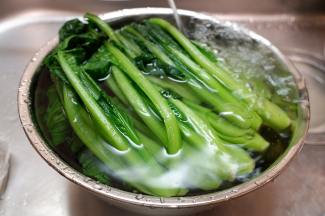 ボウルに小松菜を冷水にさらしている画像