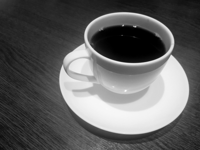 コーヒーカップに入ったコーヒーの画像