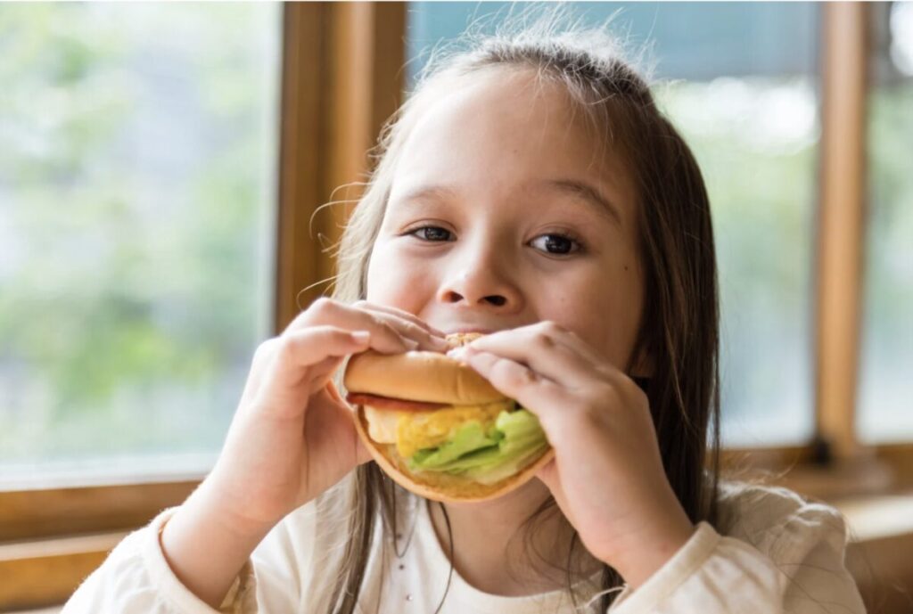 ハンバーガーを食べる女の子