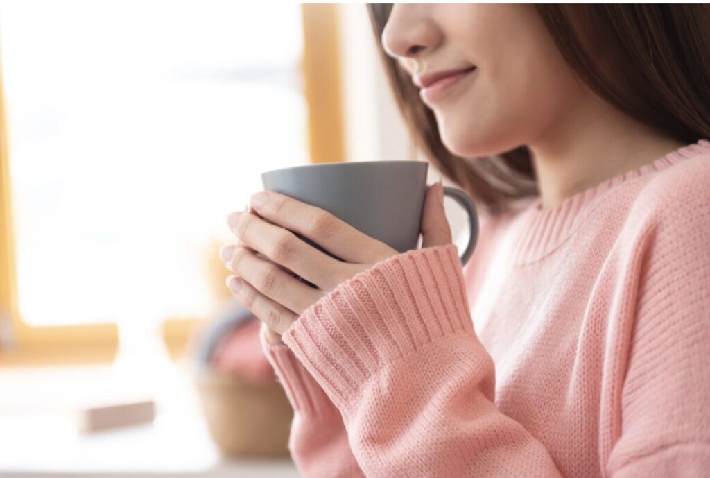 飲み物を飲む女性