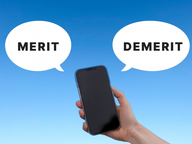 スマートフォンに「MERIT」「DEMERIT」と出ている画像