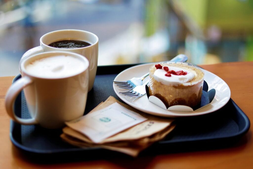 スターバックスのコーヒーとケーキの画像