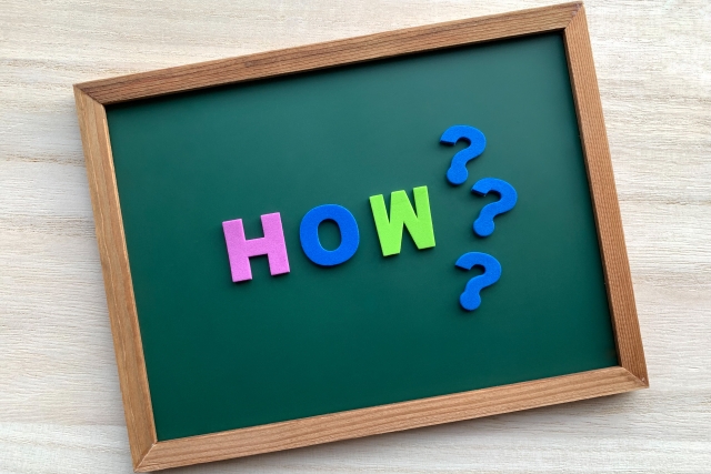 黒板に「how???」と書かれた画像。